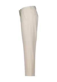 Beige broek met een getailleerde pasvorm, soepele stof, rechte voorkant en twee zijzakken. Geen zichtbare patronen of hardware-accenten.