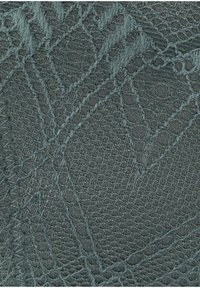Dunkelgrauer Spitzenstoff mit aufwändigen Mustern und erhabenen Texturen, einschließlich geometrischer Formen und abgerundeter Netzabschnitte.