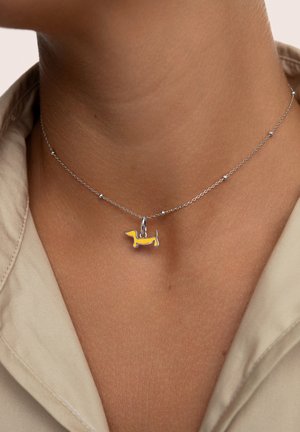 Collana in argento con ciondolo a forma di bassotto in smalto giallo con dettagli neri, su uno sfondo neutro.