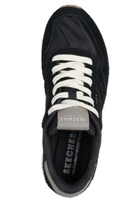 Zapatilla deportiva negra con parte superior de gamuza y tela, cordones crema, lengüeta acolchada y plantilla de espuma con memoria. Suela texturizada para tracción.