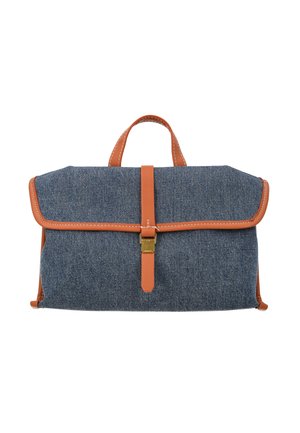 Geantă albastră din denim cu finisaje din piele maro, mâner superior și închidere frontală cu cataramă pe fundal alb.
