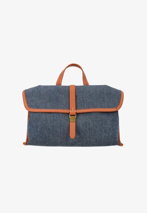 Borsa a mano in denim blu con rifiniture in pelle marrone, manico superiore e chiusura frontale con fibbia su sfondo bianco.