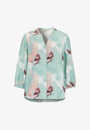 Skjortebluse med trekvartlange ærmer i pastel abstrakt mønster med nuancer af mintgrøn, lyserød, hvid og brun.