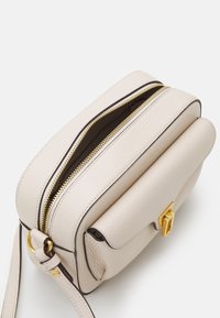 Coccinelle BEAT SOFT - Borsa a tracolla - lambskin white