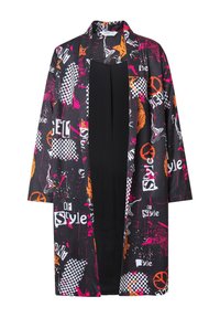 Kimono negro largo con estampado gráfico vibrante en rosa, naranja y blanco, que presenta diseños abstractos y patrones de tablero de ajedrez.