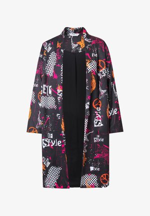 Pitkä musta kimono, jossa on eloisa graafinen printti vaaleanpunaisessa, oranssissa ja valkoisessa, esittäen abstrakteja kuvioita ja ruudullisia kuvioita.