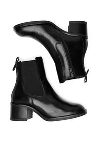 Czarne skórzane botki za kostkę z okrągłym noskiem, elastycznymi panelami bocznymi i niskim obcasem blokowym. Posiadają zamek błyskawiczny dla łatwego zakładania.