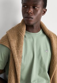 GANT SHIELD - T-shirts - dry green