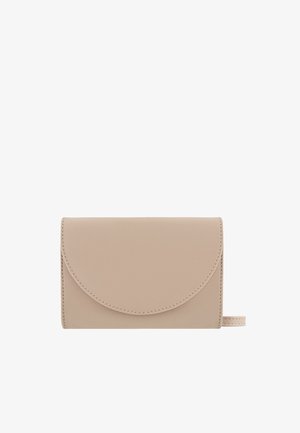 Cartera beige en cuero liso con solapa tipo sobre, presenta detalles cosidos y una correa lateral para facilitar su manejo.