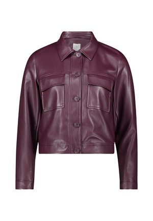 Veste en cuir bordeaux raccourcie avec une fermeture à boutons, deux poches poitrine et un col pointu ; texture lisse avec un léger éclat.