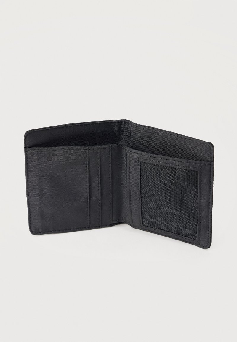 Portefeuille noir à deux volets ouvert, montrant trois emplacements pour cartes à gauche et une fenêtre en résille pour carte d'identité à droite.