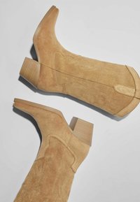 Bershka Botas camperas - sand