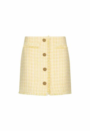 Minigonna in tweed giallo e bianco con chiusura frontale a bottoni, due tasche frontali e delicato bordo arricciato lungo la patta dei bottoni e l'orlo.