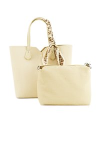 Beige tote bag van textuurstof, met twee handvaten en een accent van een gemusterde sjaal. Inclusief een bijpassend ritstas.