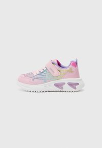 Rosa Kindersneaker mit einer strukturierten Oberseite, die mehrfarbige Schimmermuster aufweist, einem Klettverschluss und einer weißen Sohle mit lila Akzenten.
