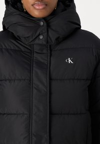 Calvin Klein Jeans MATTE MONOLOGO PUFFER SHORT - Žieminė striukė - black