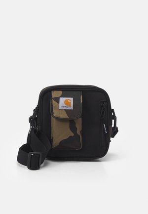 Sort og camo stof crossbody taske med en frontflap, lynlåslommer, justerbar rem og et logo-patch. Kompakt og funktionelt design.