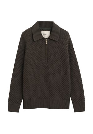 Dunkelbrauner Strickpullover mit einem Reißverschlusskragen, der ein strukturiertes Muster sowie gerippte Bündchen und Saum aufweist. Markenlabel ist innen sichtbar.