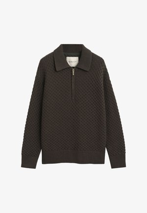 Dunkelbrauner Strickpullover mit einem Reißverschlusskragen, der ein strukturiertes Muster sowie gerippte Bündchen und Saum aufweist. Markenlabel ist innen sichtbar.