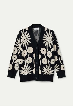 Cárdigan negro con grandes patrones florales en crema, escote redondeado, mangas largas y seis botones negros en el frente.