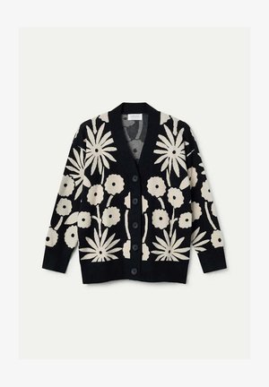 Cárdigan negro con grandes patrones florales en crema, escote redondeado, mangas largas y seis botones negros en el frente.