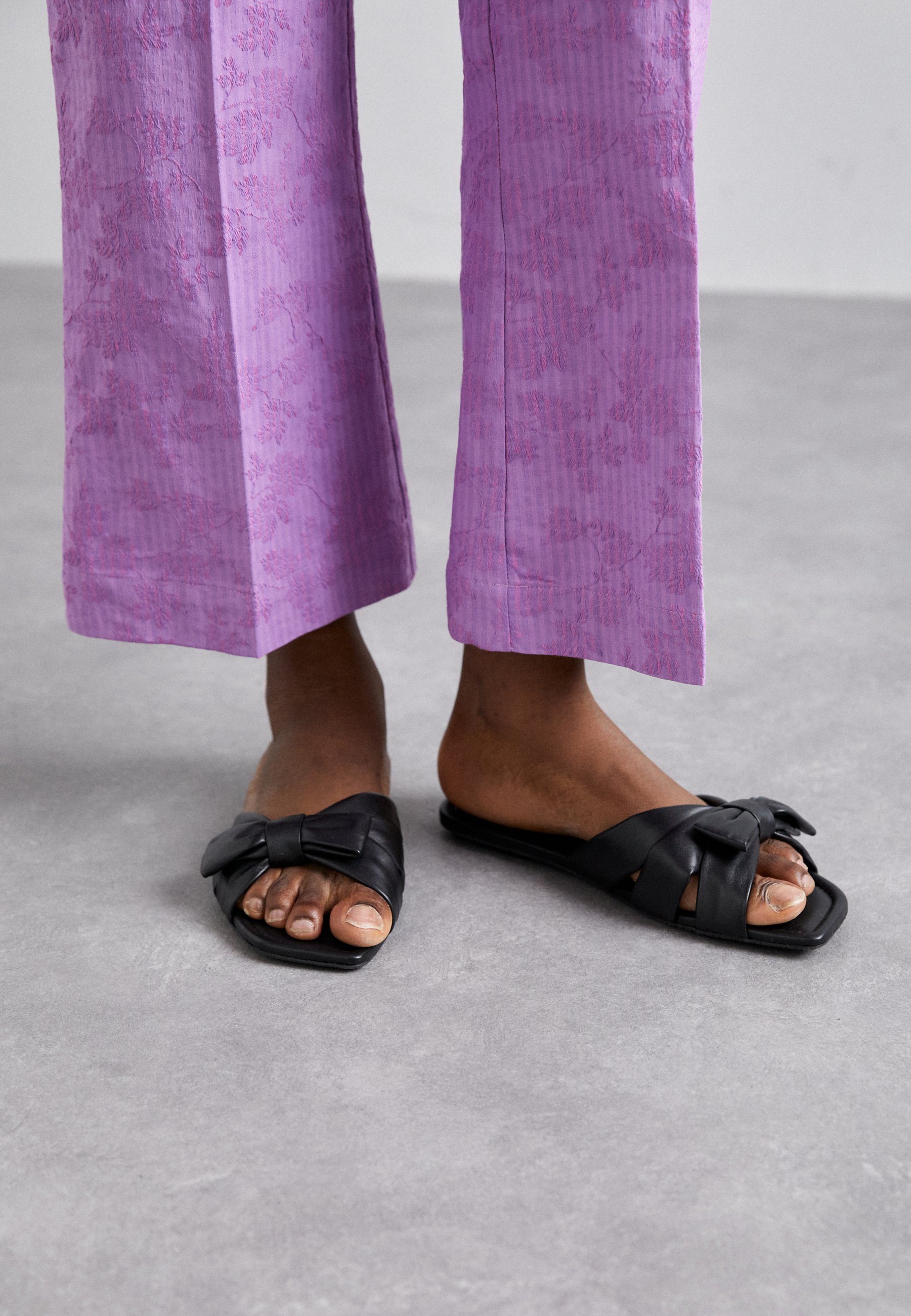 Stuart Weitzman SOFIA SLIDE - Mules - black - Zalando.co.uk