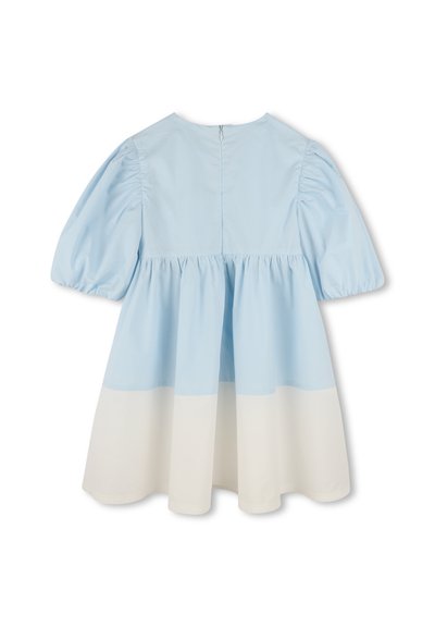 Robe color block bleu et blanc avec des manches bouffantes, un col rond, un corsage froncé et une fermeture par zip à l'arrière. Tissu en coton.