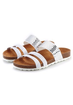 Witte sandalen met twee stoffen banden en één metalen gevlochten band, voorzien van een kurken voetbed en een witte rubberen zool.