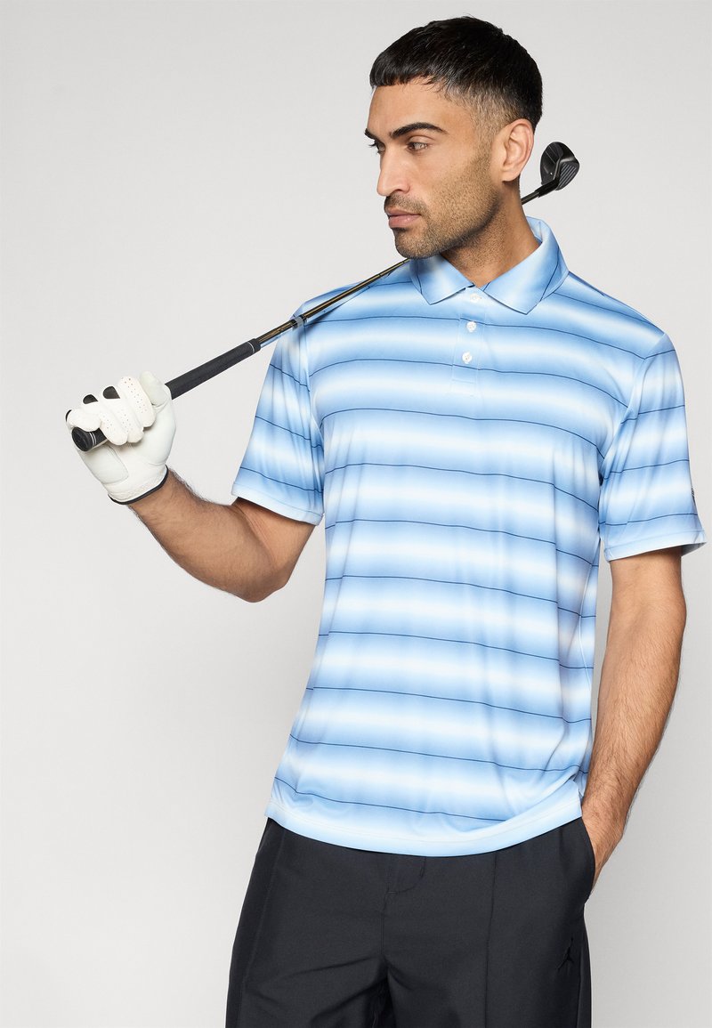 Hellblaues Polohemd mit horizontalen Streifen, kurzen Ärmeln und Kragen. Das Modell hält einen Golfclub und trägt einen weißen Handschuh.