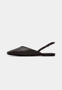 Hnědé kožené slingback baleríny s špičatou špičkou, hladkým povrchem, minimalistickým designem a úzkým kotníkovým páskem sekovovým přezkou.