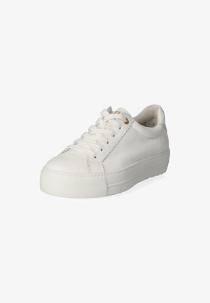 Białe skórzane sneakersy z teksturowaną cholewką, zaokrąglonym noskiem, płaską podeszwą i złotymi oczkami sznurowadeł. Posiadają przeszywaną konstrukcję wzdłuż podeszwy.