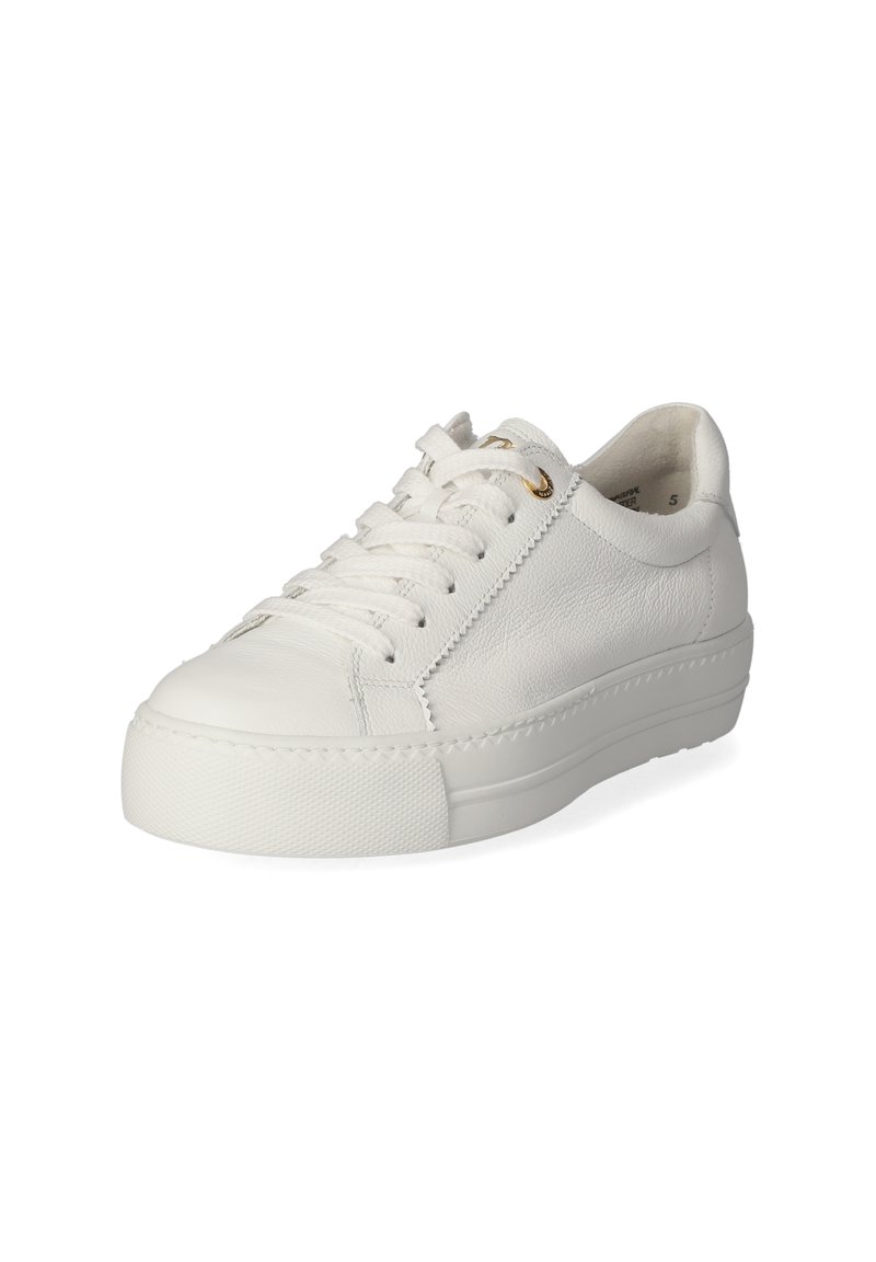 Sneaker bianca in pelle con tomaia texturizzata, punta rotonda, suola piatta e occhielli dorati. Presenta un design cucito lungo la suola.