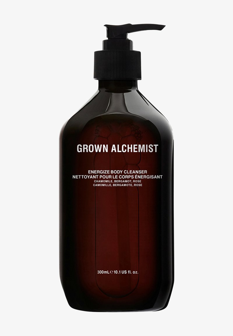 Ciemnobrązowa butelka dozująca z matowym wykończeniem, oznaczona "Grown Alchemist Energize Body Cleanser." Zawiera 300 ml; zawiera rumianek, bergamotkę i różę.