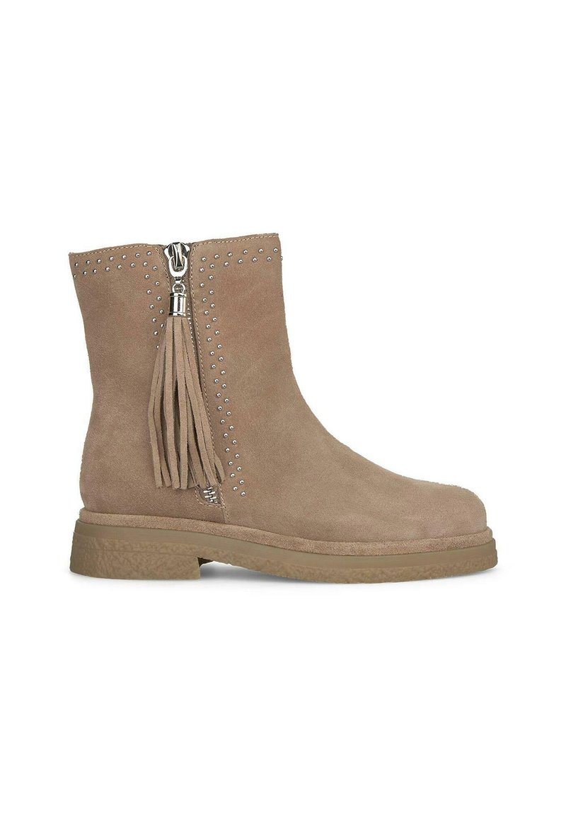 Beżowe zamszowe botki za kostkę z bocznym zamkiem, z ćwiekami wzdłuż górnej części i detalem w postaci frędzla. Płaska podeszwa z teksturowanej gumy dla lepszej przyczepności.