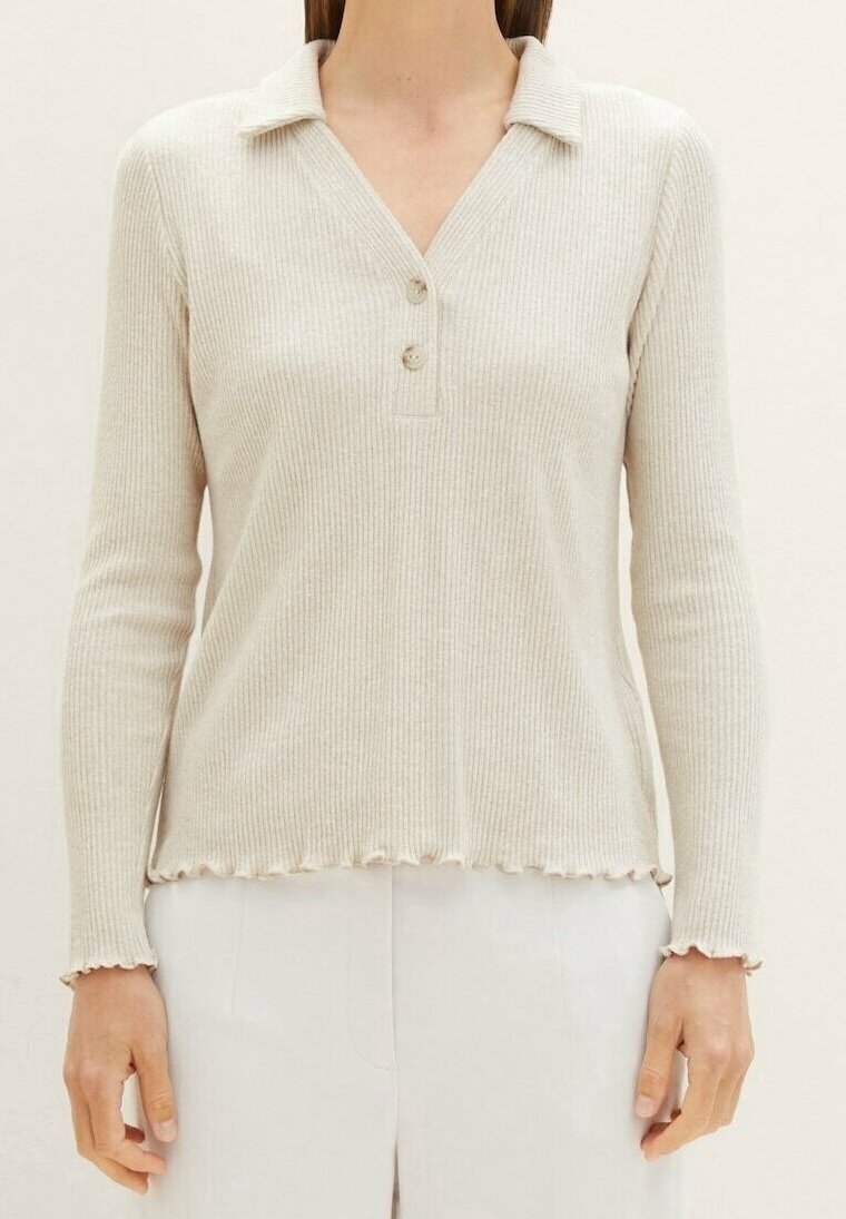 Polo beige côtelé à manches longues avec un col à revers, deux boutons et des détails à volants sur l'ourlet. Texture lisse et coupe ajustée.