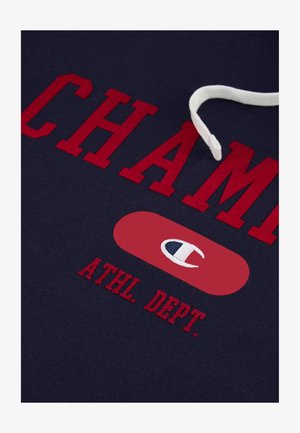 Mørkeblå sweatshirt med fed rød skrift "CHAMP" og "ATHL. DEPT." Hvid snoretræk accentuerer hætten. Har logo i rød oval.