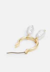 Brinco de argola dourada com um design texturizado, apresentando dois realces de pérola branca opaca e lisa, ligadas por laços de metal.