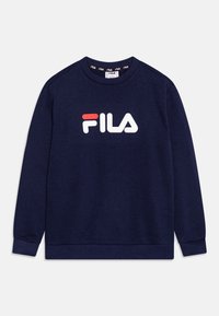 Marinblå crewneck sweatshirts i mjukt tyg, med en stor vit "FILA"-logotyp med röda accenter. Ribbad mudd vid ärmarna och nederkanten fulländar designen.
