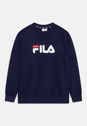 Felpa girocollo blu navy realizzata in morbido tessuto, con un grande logo bianco "FILA" accentuato in rosso. Le maniche e l'orlo ribattuti completano il design.