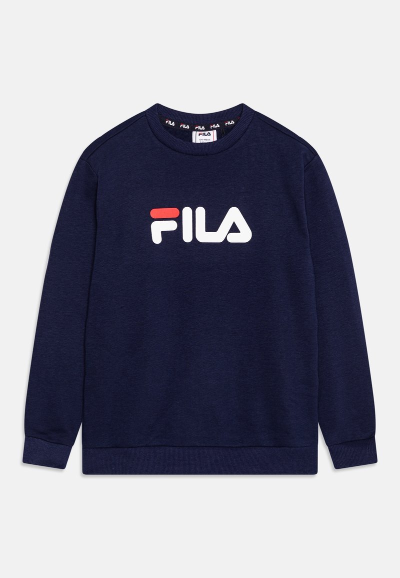 Marinblå crewneck sweatshirts i mjukt tyg, med en stor vit "FILA"-logotyp med röda accenter. Ribbad mudd vid ärmarna och nederkanten fulländar designen.