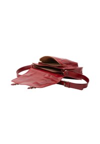 Borsa a tracolla in pelle rossa, lucida, con scomparti con cerniera e tracolla regolabile. Presenta una forma rettangolare elegante e un design minimalista.