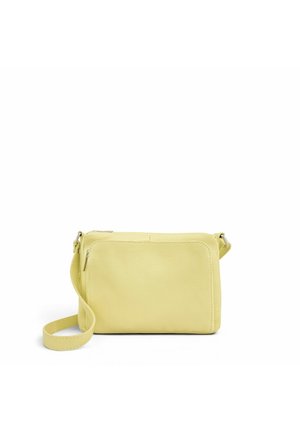 Petit sac bandoulière rectangulaire en cuir jaune clair avec poche zippée à l'avant et bandoulière réglable sur fond blanc.