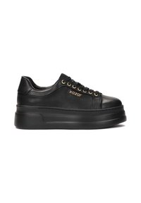 Baskets plateformes noires en cuir lisse, avec œillets dorés et un design à bout rond. Le nom de la marque "kazar" est embossé sur le côté.
