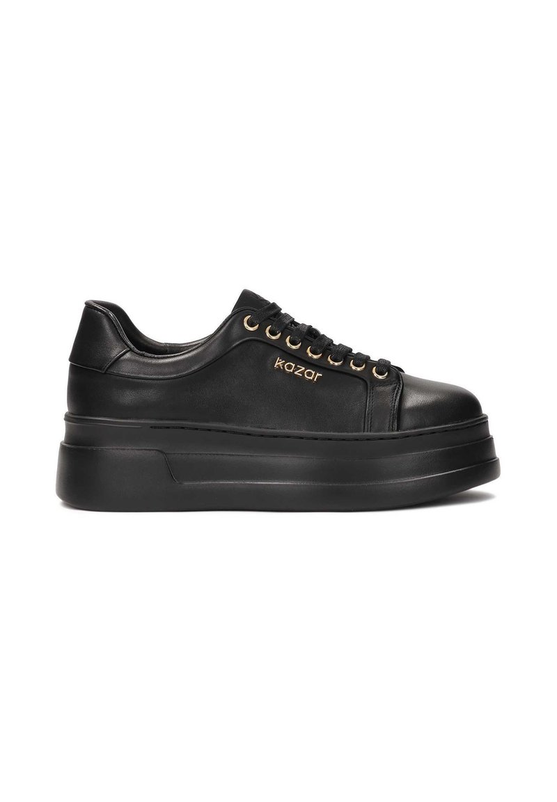 Baskets plateformes noires en cuir lisse, avec œillets dorés et un design à bout rond. Le nom de la marque "kazar" est embossé sur le côté.