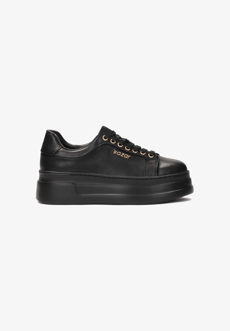 Baskets plateformes noires en cuir lisse, avec œillets dorés et un design à bout rond. Le nom de la marque "kazar" est embossé sur le côté.