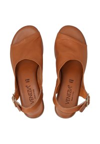 Braune Leder-Sandalen mit Peeptoe-Design, verstellbarem Schnallenriemen und glatter Textur. Mit gepolsterter Innensohle und minimalen Nähten.