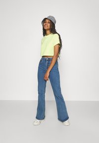 adidas Originals TEE - T-shirt con stampa - pulse yellow