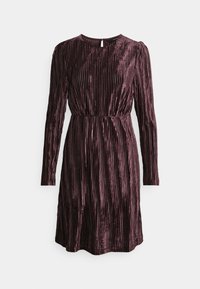 Vestido de terciopelo morado con pliegues verticales, mangas largas, escote redondo, cintura elástica y cierre de botón en forma de ojito en la parte posterior.