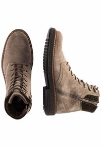 Braune Wildleder-Ankle Boots mit einem strukturierten seitlichen Einsatz, runder Spitze, Schnürung und seitlichem Reißverschluss, ausgestattet mit einer strapazierfähigen Gummisohle.