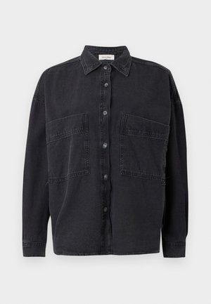 Svart denimskjorte med krage, to frontlommer og knappestolpe. Har lange ermer og en avslappet passform.